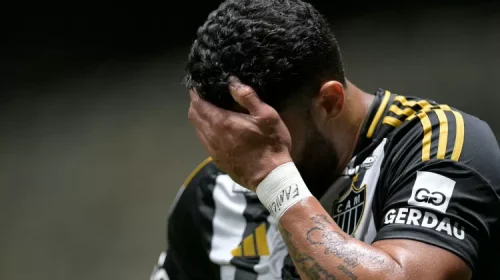 galo Hulk se lamenta durante Atlético-MG x Caracas, jogo da Sul-Americana