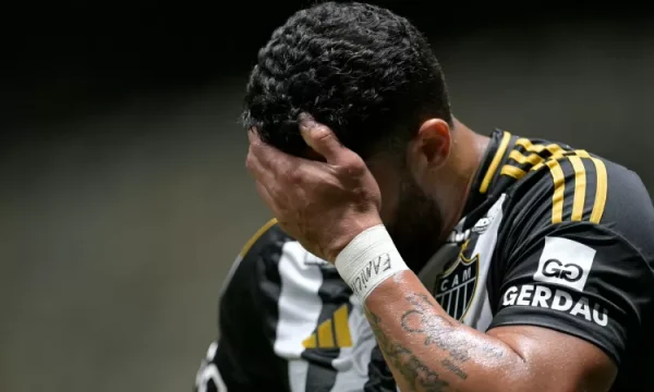 galo Hulk se lamenta durante Atlético-MG x Caracas, jogo da Sul-Americana