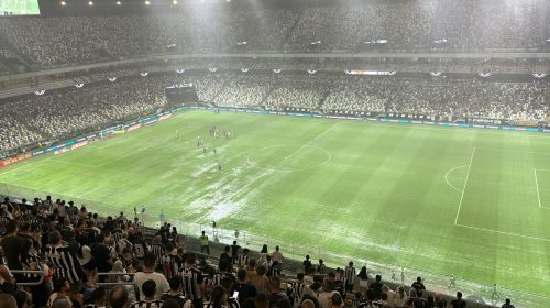 gramado da Arena MRV, estádio do Clube Atlético Mineiro, em Belo Horizonte, durante uma partida de futebol sob chuva forte