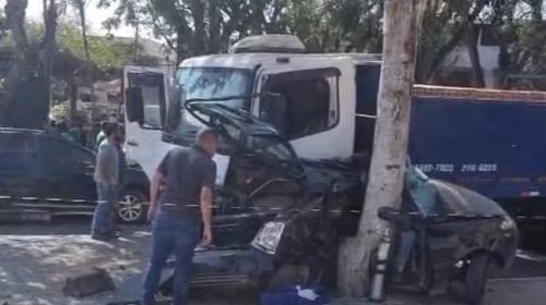 grande bh Caminhão perde freio, mata duas pessoas e atinge pelo menos 5 carros em Jaboticatubas