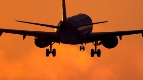 -imagem-ilustrativa---aviao-se-prepara-para-pousar-durante-o-por-do-sol-