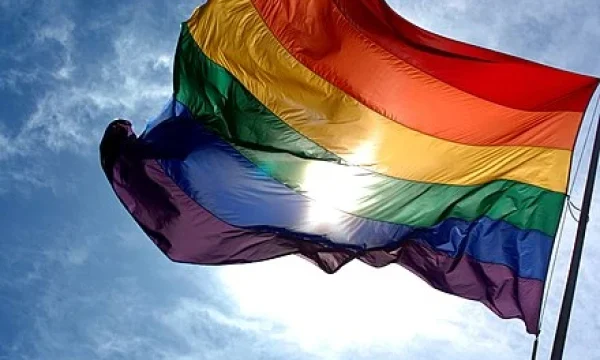 imagem mostra a bandeira do Orgulho LGBTQIA+