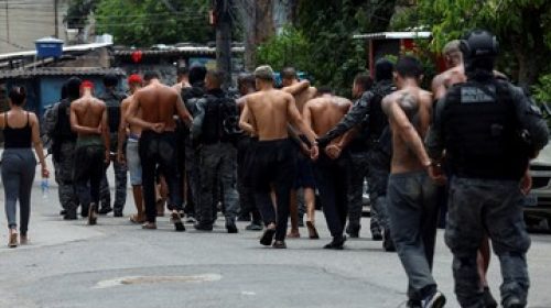 imagem mostra uma operação policial no Rio de Janeiro, com policiais militares