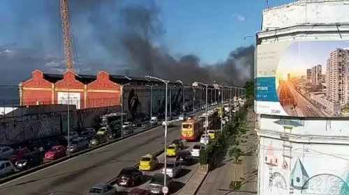 incêndio atinge o barracão da escola de samba Inocentes e Belford Roxo, do Grupo de Acesso das Escolas de Samba do Rio de Janeiro
