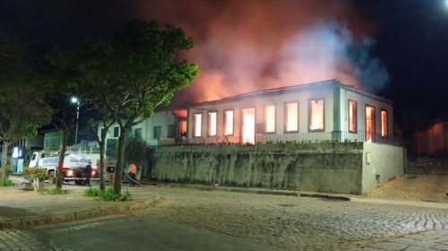 incêndio-destrói-casarão-tombado-em-Santa-Bárbara_-interior-de-MG
