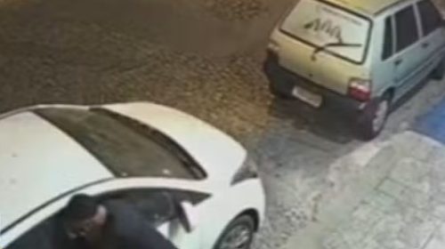 -ladrão quebrando vidro de carro para roubar mochila em BH-