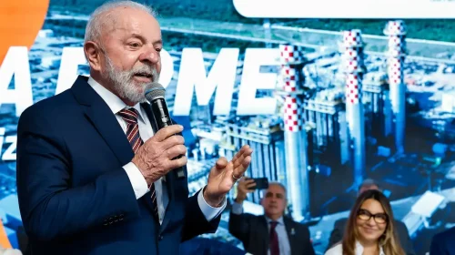 lula em discurso com janja ao fundo