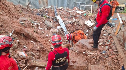 militares dos Bombeiros estão atuando numa frente de trabalho no bairro Esplanada, em Juiz de Fora