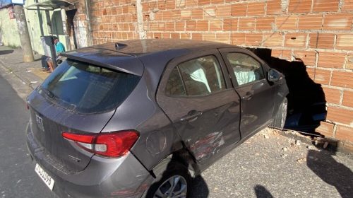motorista perde controle de carro e atravessa muro de oficina em Belo Horizonte