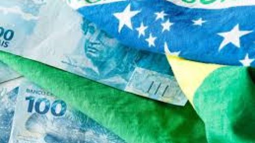 notas de dinheiro e bandeira do brasil