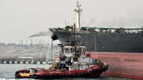 operação marítima no Estreito de Ormuz, onde um rebocador auxilia um grande navio petroleiro - foto Fatemeh Bahrami Anadolu Agency Getty Images
