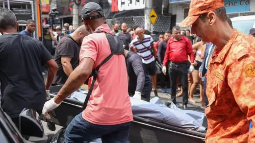 operação rj - dezenas de corpos foram levados por moradores para a Praça São Lucas, na Penha, zona norte do Rio de Janeiro