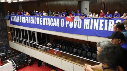 pec copasa Manifestantes contrários ao fim do referendo acompanham os debates na ALMG
