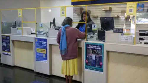 pessoa sendo atendida nos correios