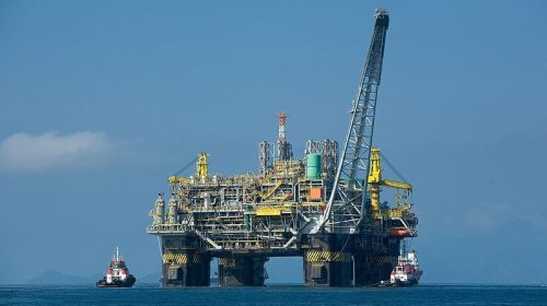 Fonte: Wikipédia; Plataforma P-51, destinada a produção de petróleo e gás natural.