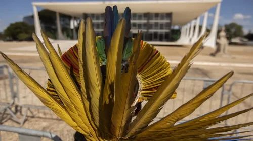 protesto do marco temporal - cocar indígena em frente ao STF