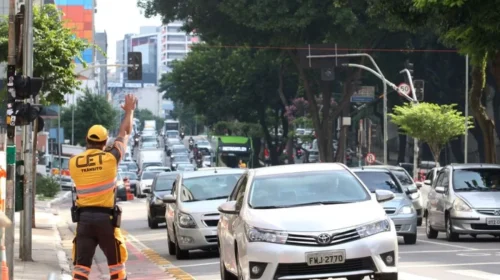 rodizio em sp - agente de Tráfego orientando o trânsito na cidade de São Paulo