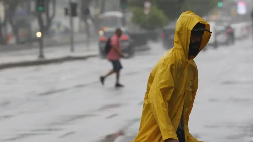 tempestade - previsao do tempo - pessoa usando uma capa de chuva