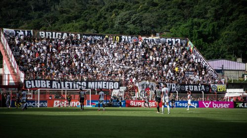 torcida do atletico em jogo do galo